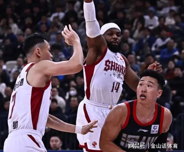 星空体育官方网站-真是刺儿头啊！在场上各种斗狠，垃圾时间猛刷分，正负值倒数第1