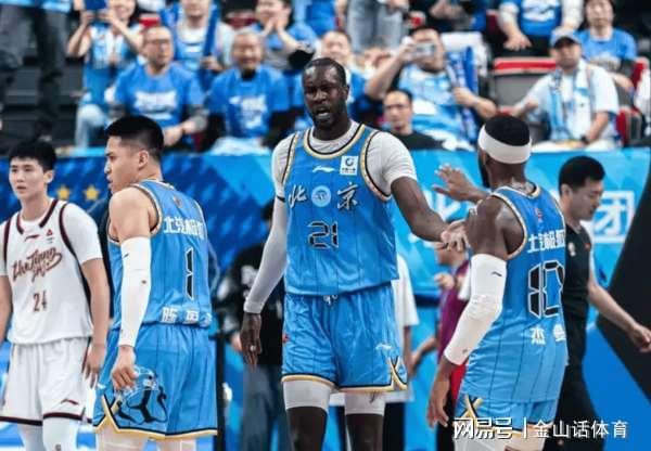 星空体育娱乐-残阵击败稠州！首钢3名伤员，到场为队友加油，唯独不见一人身影