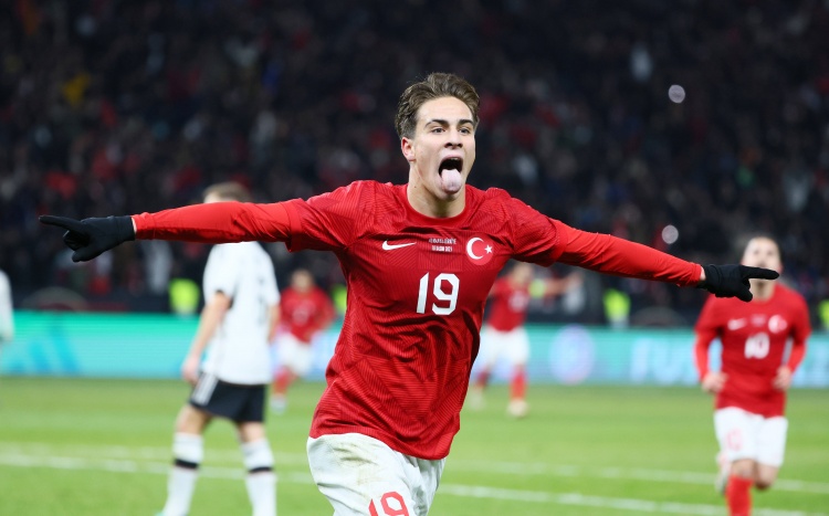 星空体育娱乐-伊尔迪兹对阵科索沃禁区触球10次、成功过人4次，皆为全场最多